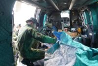 Koops TNI Habema mengevakuasi jenazah pilot pesawat PT AMA Air PK-RCY, Kapten Nicholas F. Goselin, yang menjadi korban dalam insiden pembakaran pesawat di Bandara Perintis Balingga, Kabupaten Yahukimo, Papua Pegunungan. (Foto: Istimewa/Dok. Koops TNI Habema)