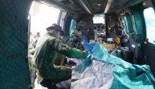 Koops TNI Habema mengevakuasi jenazah pilot pesawat PT AMA Air PK-RCY, Kapten Nicholas F. Goselin, yang menjadi korban dalam insiden pembakaran pesawat di Bandara Perintis Balingga, Kabupaten Yahukimo, Papua Pegunungan. (Foto: Istimewa/Dok. Koops TNI Habema)