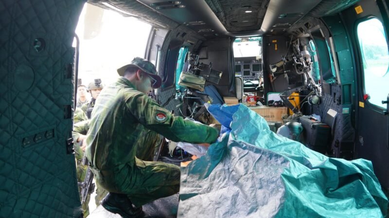 Koops TNI Habema mengevakuasi jenazah pilot pesawat PT AMA Air PK-RCY, Kapten Nicholas F. Goselin, yang menjadi korban dalam insiden pembakaran pesawat di Bandara Perintis Balingga, Kabupaten Yahukimo, Papua Pegunungan. (Foto: Istimewa/Dok. Koops TNI Habema)