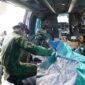 Koops TNI Habema mengevakuasi jenazah pilot pesawat PT AMA Air PK-RCY, Kapten Nicholas F. Goselin, yang menjadi korban dalam insiden pembakaran pesawat di Bandara Perintis Balingga, Kabupaten Yahukimo, Papua Pegunungan. (Foto: Istimewa/Dok. Koops TNI Habema)