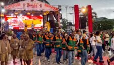 Para peserta TIFA 2026 melakukan yospan bersama usai pelaksanaan karnival budaya. (Foto: Galeri Papua/Endy Langobelen)