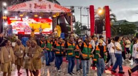Para peserta TIFA 2026 melakukan yospan bersama usai pelaksanaan karnival budaya. (Foto: Galeri Papua/Endy Langobelen)