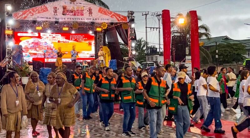 Para peserta TIFA 2026 melakukan yospan bersama usai pelaksanaan karnival budaya. (Foto: Galeri Papua/Endy Langobelen)