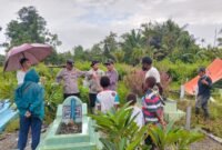 Polisi bersama warga mendatangi lokasi makam yang menjadi sasaran pembongkaran. (Foto: Istimewa/Polsek Mimika Timur)