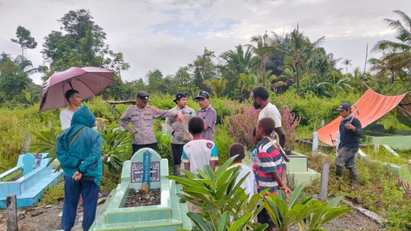 Polisi bersama warga mendatangi lokasi makam yang menjadi sasaran pembongkaran. (Foto: Istimewa/Polsek Mimika Timur)