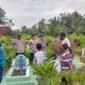 Polisi bersama warga mendatangi lokasi makam yang menjadi sasaran pembongkaran. (Foto: Istimewa/Polsek Mimika Timur)