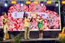Ketua Tim Wilayah Indonesia Timur untuk Event Daerah Kementerian Pariwisata RI, Joko Suharbowo, menyerahkan sertifikat KEN kepada Ketua Umum Tifa Creative, Dina Merani, pada malam kedua penyelenggaraan TIFA 2026 di pelataran Graha Eme Neme Yauware, Timika, Jumat (3/7/2026). (Foto: Galeri Papua/Endy Langobelen)
