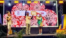 Ketua Tim Wilayah Indonesia Timur untuk Event Daerah Kementerian Pariwisata RI, Joko Suharbowo, menyerahkan sertifikat KEN kepada Ketua Umum Tifa Creative, Dina Merani, pada malam kedua penyelenggaraan TIFA 2026 di pelataran Graha Eme Neme Yauware, Timika, Jumat (3/7/2026). (Foto: Galeri Papua/Endy Langobelen)