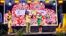 Ketua Tim Wilayah Indonesia Timur untuk Event Daerah Kementerian Pariwisata RI, Joko Suharbowo, menyerahkan sertifikat KEN kepada Ketua Umum Tifa Creative, Dina Merani, pada malam kedua penyelenggaraan TIFA 2026 di pelataran Graha Eme Neme Yauware, Timika, Jumat (3/7/2026). (Foto: Galeri Papua/Endy Langobelen)