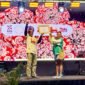 Ketua Tim Wilayah Indonesia Timur untuk Event Daerah Kementerian Pariwisata RI, Joko Suharbowo, menyerahkan sertifikat KEN kepada Ketua Umum Tifa Creative, Dina Merani, pada malam kedua penyelenggaraan TIFA 2026 di pelataran Graha Eme Neme Yauware, Timika, Jumat (3/7/2026). (Foto: Galeri Papua/Endy Langobelen)