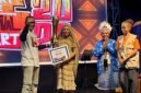 Ketua Dekranasda Kabupaten Deiyai yang juga Ketua TP-PKK Deiyai, Fransina Rumbiak Mote, menerima piagam dan piala juara umum TIFA 2026 yang diserahkan oleh Joko Suharbowo selaku Ketua Tim Wilayah Indonesia Timur untuk Event Daerah pada Kementerian Pariwisata RI. (Foto: Galeri Papua/Endy Langobelen)