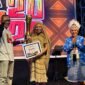 Ketua Dekranasda Kabupaten Deiyai yang juga Ketua TP-PKK Deiyai, Fransina Rumbiak Mote, menerima piagam dan piala juara umum TIFA 2026 yang diserahkan oleh Joko Suharbowo selaku Ketua Tim Wilayah Indonesia Timur untuk Event Daerah pada Kementerian Pariwisata RI. (Foto: Galeri Papua/Endy Langobelen)
