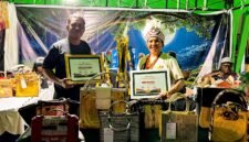 Owner Brand Ticha, Beatrix Antoneta Manggo, bersama rekan berada di stan pamerannya sambil menunjukkan piagam dan piala juara I TIFA 2026. (Foto: Galeri Papua/Endy Langobelen)