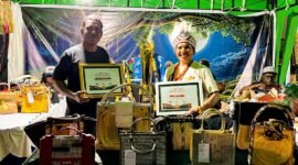 Owner Brand Ticha, Beatrix Antoneta Manggo, bersama rekan berada di stan pamerannya sambil menunjukkan piagam dan piala juara I TIFA 2026. (Foto: Galeri Papua/Endy Langobelen)