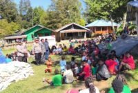 Kegiatan silaturahmi yang dirangkaikan dengan penyaluran bantuan sembako kepada warga di Ilaga, Kabupaten Puncak, Selasa (7/7/2026). (Foto: Istimewa)