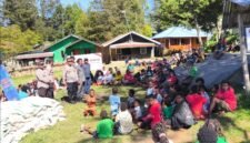 Kegiatan silaturahmi yang dirangkaikan dengan penyaluran bantuan sembako kepada warga di Ilaga, Kabupaten Puncak, Selasa (7/7/2026). (Foto: Istimewa)