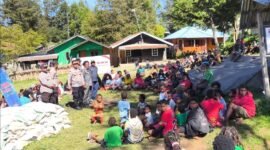 Kegiatan silaturahmi yang dirangkaikan dengan penyaluran bantuan sembako kepada warga di Ilaga, Kabupaten Puncak, Selasa (7/7/2026). (Foto: Istimewa)