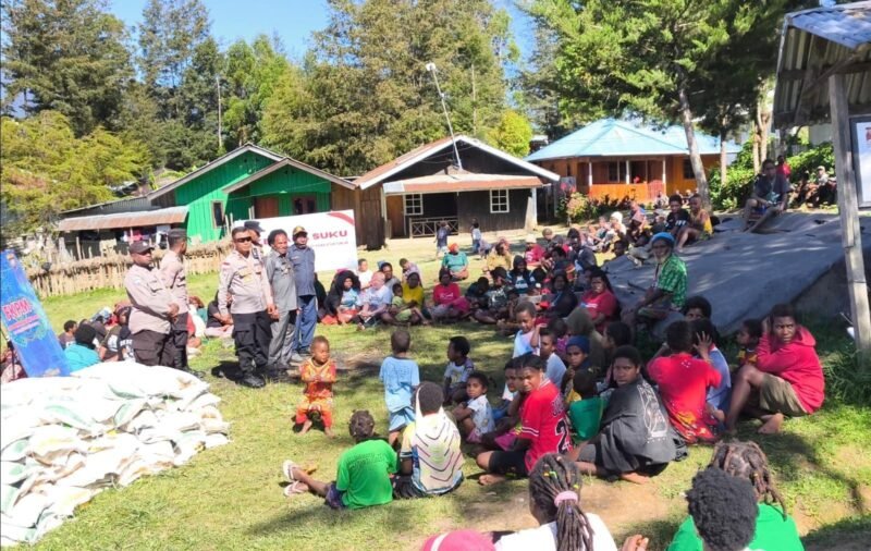 Kegiatan silaturahmi yang dirangkaikan dengan penyaluran bantuan sembako kepada warga di Ilaga, Kabupaten Puncak, Selasa (7/7/2026). (Foto: Istimewa)
