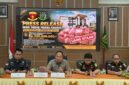 Konferensi pers oleh Kejari Mimika terkait penyitaan uang tunai sebesar Rp300 juta sebagai barang bukti dalam penyidikan dugaan tindak pidana korupsi proyek pembukaan lahan perkebunan. (Foto: Istimewa/Dok. Kejari Mimika)