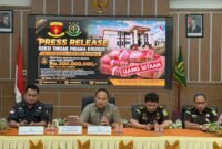 Konferensi pers oleh Kejari Mimika terkait penyitaan uang tunai sebesar Rp300 juta sebagai barang bukti dalam penyidikan dugaan tindak pidana korupsi proyek pembukaan lahan perkebunan. (Foto: Istimewa/Dok. Kejari Mimika)