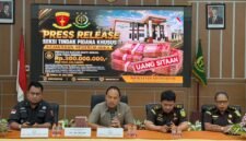 Konferensi pers oleh Kejari Mimika terkait penyitaan uang tunai sebesar Rp300 juta sebagai barang bukti dalam penyidikan dugaan tindak pidana korupsi proyek pembukaan lahan perkebunan. (Foto: Istimewa/Dok. Kejari Mimika)