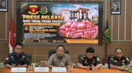 Konferensi pers oleh Kejari Mimika terkait penyitaan uang tunai sebesar Rp300 juta sebagai barang bukti dalam penyidikan dugaan tindak pidana korupsi proyek pembukaan lahan perkebunan. (Foto: Istimewa/Dok. Kejari Mimika)