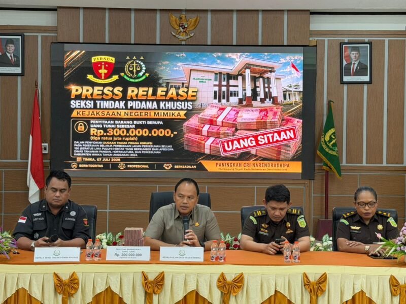 Konferensi pers oleh Kejari Mimika terkait penyitaan uang tunai sebesar Rp300 juta sebagai barang bukti dalam penyidikan dugaan tindak pidana korupsi proyek pembukaan lahan perkebunan. (Foto: Istimewa/Dok. Kejari Mimika)