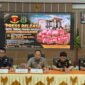 Konferensi pers oleh Kejari Mimika terkait penyitaan uang tunai sebesar Rp300 juta sebagai barang bukti dalam penyidikan dugaan tindak pidana korupsi proyek pembukaan lahan perkebunan. (Foto: Istimewa/Dok. Kejari Mimika)