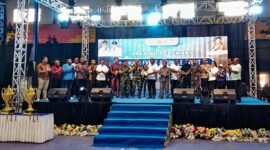Pembukaan Multi Event dan Single Event Pelajar Tahun 2026 di Kabupaten Mimika ditandai dengan pemukulan tifa oleh Bupati Mimika, Johannes Rettob. (Foto: Galeri Papua/Kevin Kurni)