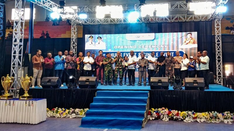 Pembukaan Multi Event dan Single Event Pelajar Tahun 2026 di Kabupaten Mimika ditandai dengan pemukulan tifa oleh Bupati Mimika, Johannes Rettob. (Foto: Galeri Papua/Kevin Kurni)
