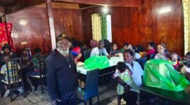 Kepala Suku Besar Damal Kabupaten Puncak, Antenus Yolemal, mengajak masyarakat menjaga keamanan di Kabupaten Puncak, Papua Tengah, Kamis (9/7/2026). (Foto: Istimewa)