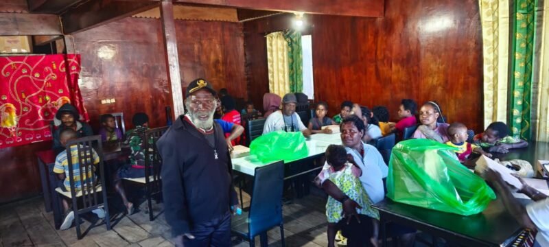 Kepala Suku Besar Damal Kabupaten Puncak, Antenus Yolemal, mengajak masyarakat menjaga keamanan di Kabupaten Puncak, Papua Tengah, Kamis (9/7/2026). (Foto: Istimewa)