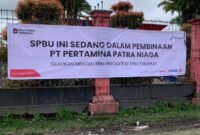 Spanduk berisikan informasi mengenai sanksi terhadap SPBU SP2 Mimika dipasang pada bagian depan pagar. (Foto: Galeri Papua/Ahmad)
