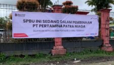 Spanduk berisikan informasi mengenai sanksi terhadap SPBU SP2 Mimika dipasang pada bagian depan pagar. (Foto: Galeri Papua/Ahmad)