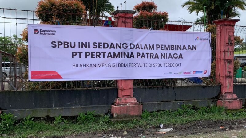 Spanduk berisikan informasi mengenai sanksi terhadap SPBU SP2 Mimika dipasang pada bagian depan pagar. (Foto: Galeri Papua/Ahmad)