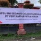 Spanduk berisikan informasi mengenai sanksi terhadap SPBU SP2 Mimika dipasang pada bagian depan pagar. (Foto: Galeri Papua/Ahmad)