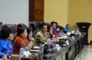 Herkulanus Sudianto (batik hijau) menjawab pertanyaan Komisi III DPRK Mimika dalam RDP di Aula Serbaguna, Kamis (9/7/2026). Herkulanus membantah adanya pungutan biaya untuk mengangkut pasien rujukan dan membenarkan sempat terjadi kekosongan pimpinan di puskesmas karena urusan administrasi di kota. (Foto: Galeri Papua/Rachmat Julaini)