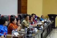 Herkulanus Sudianto (batik hijau) menjawab pertanyaan Komisi III DPRK Mimika dalam RDP di Aula Serbaguna, Kamis (9/7/2026). Herkulanus membantah adanya pungutan biaya untuk mengangkut pasien rujukan dan membenarkan sempat terjadi kekosongan pimpinan di puskesmas karena urusan administrasi di kota. (Foto: Galeri Papua/Rachmat Julaini)