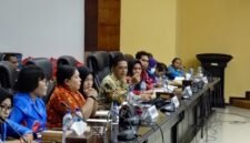 Herkulanus Sudianto (batik hijau) menjawab pertanyaan Komisi III DPRK Mimika dalam RDP di Aula Serbaguna, Kamis (9/7/2026). Herkulanus membantah adanya pungutan biaya untuk mengangkut pasien rujukan dan membenarkan sempat terjadi kekosongan pimpinan di puskesmas karena urusan administrasi di kota. (Foto: Galeri Papua/Rachmat Julaini)