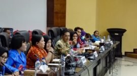 Herkulanus Sudianto (batik hijau) menjawab pertanyaan Komisi III DPRK Mimika dalam RDP di Aula Serbaguna, Kamis (9/7/2026). Herkulanus membantah adanya pungutan biaya untuk mengangkut pasien rujukan dan membenarkan sempat terjadi kekosongan pimpinan di puskesmas karena urusan administrasi di kota. (Foto: Galeri Papua/Rachmat Julaini)