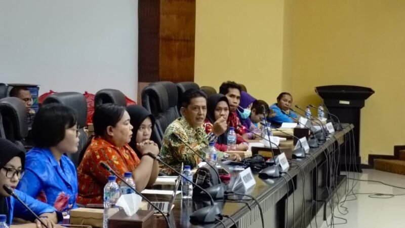 Herkulanus Sudianto (batik hijau) menjawab pertanyaan Komisi III DPRK Mimika dalam RDP di Aula Serbaguna, Kamis (9/7/2026). Herkulanus membantah adanya pungutan biaya untuk mengangkut pasien rujukan dan membenarkan sempat terjadi kekosongan pimpinan di puskesmas karena urusan administrasi di kota. (Foto: Galeri Papua/Rachmat Julaini)