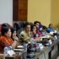 Herkulanus Sudianto (batik hijau) menjawab pertanyaan Komisi III DPRK Mimika dalam RDP di Aula Serbaguna, Kamis (9/7/2026). Herkulanus membantah adanya pungutan biaya untuk mengangkut pasien rujukan dan membenarkan sempat terjadi kekosongan pimpinan di puskesmas karena urusan administrasi di kota. (Foto: Galeri Papua/Rachmat Julaini)