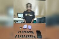 Pelaku dan barang bukti yang berhasil ditangkap polisi dan diamankan di Mapolres Mimika, Jalan Agimuga, Mile 32, Mimika, Papua Tengha, Kamis, 16 Juli 2026. (Foto: Istimewa)