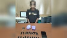 Pelaku dan barang bukti yang berhasil ditangkap polisi dan diamankan di Mapolres Mimika, Jalan Agimuga, Mile 32, Mimika, Papua Tengha, Kamis, 16 Juli 2026. (Foto: Istimewa)