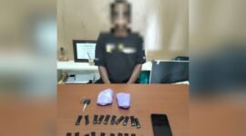 Pelaku dan barang bukti yang berhasil ditangkap polisi dan diamankan di Mapolres Mimika, Jalan Agimuga, Mile 32, Mimika, Papua Tengha, Kamis, 16 Juli 2026. (Foto: Istimewa)