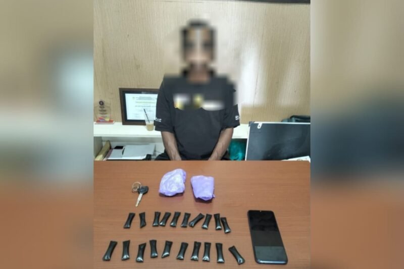 Pelaku dan barang bukti yang berhasil ditangkap polisi dan diamankan di Mapolres Mimika, Jalan Agimuga, Mile 32, Mimika, Papua Tengha, Kamis, 16 Juli 2026. (Foto: Istimewa)