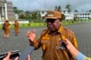 Wakil Bupati Mimika, Emanuel Kemong, saat ditemui awak media di halaman kantor Puspem Kabupaten Mimika, Senin (20/7/2026). (Foto: Ahmad)
