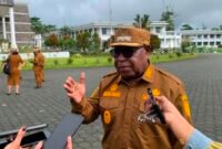 Wakil Bupati Mimika, Emanuel Kemong, saat ditemui awak media di halaman kantor Puspem Kabupaten Mimika, Senin (20/7/2026). (Foto: Ahmad)
