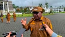 Wakil Bupati Mimika, Emanuel Kemong, saat ditemui awak media di halaman kantor Puspem Kabupaten Mimika, Senin (20/7/2026). (Foto: Ahmad)