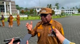 Wakil Bupati Mimika, Emanuel Kemong, saat ditemui awak media di halaman kantor Puspem Kabupaten Mimika, Senin (20/7/2026). (Foto: Ahmad)
